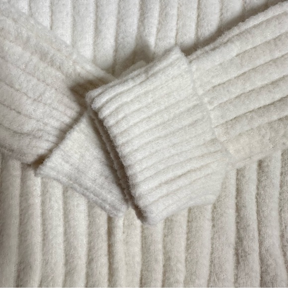 Express Cozy Cream Oversized Sweater - Picture 4 of 5